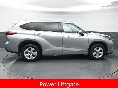 Used 2022 Toyota Highlander LE AWD/4WD image 8