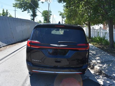 Used 2024 Chrysler Pacifica Touring-L FWD image 6
