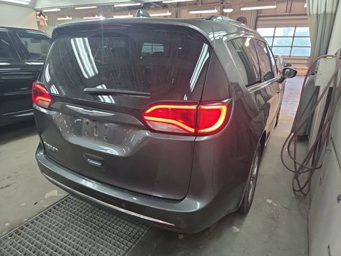 Used 2018 Chrysler Pacifica Touring-L Plus w/ Advanced Safetytec Group FWD image 5