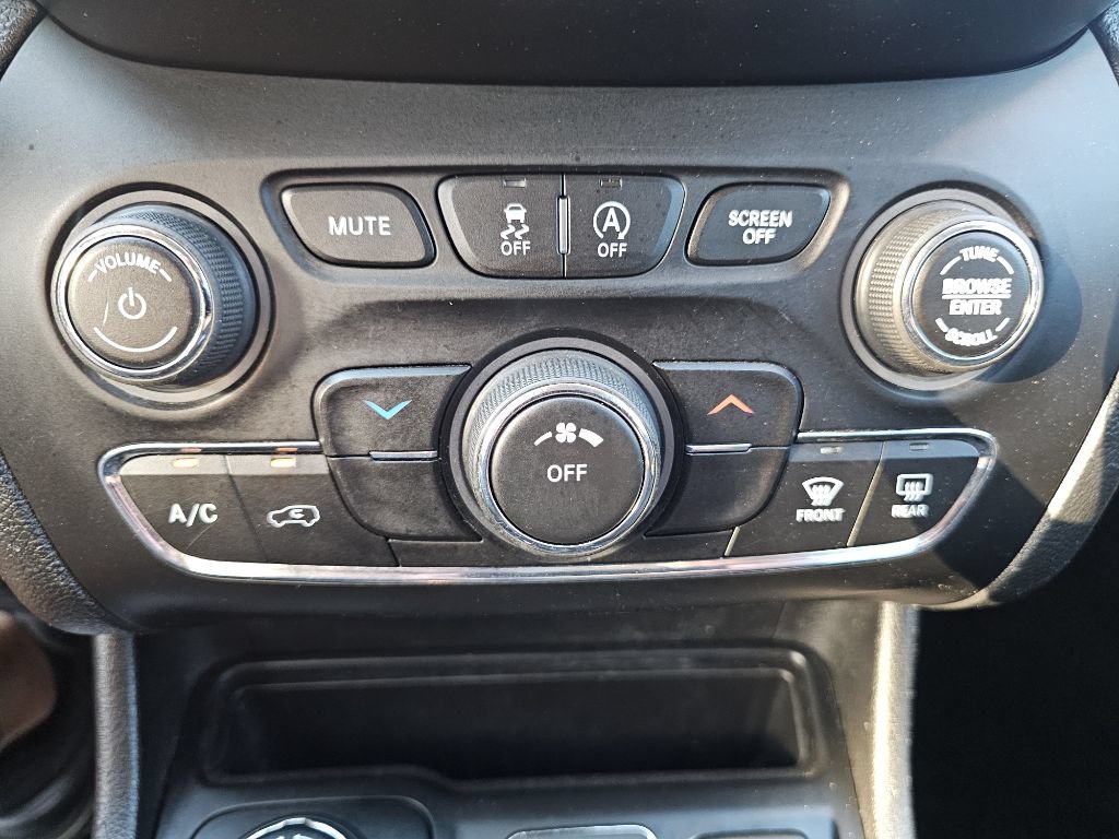 Used 2019 Jeep Cherokee Latitude w/ Popular Appearance Group AWD/4WD image 22
