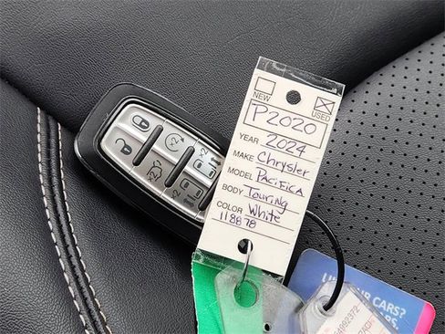 Used 2024 Chrysler Pacifica Touring-L image 33