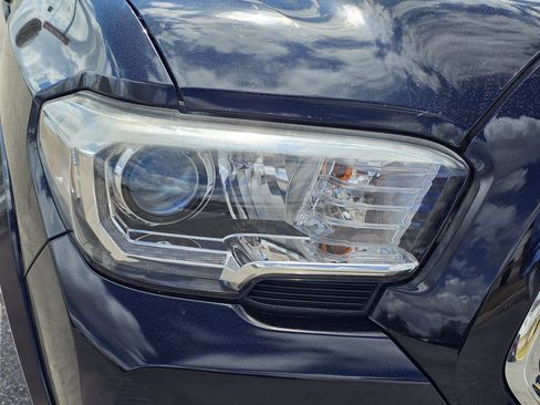 Used 2019 Toyota Tacoma TRD Sport image 4