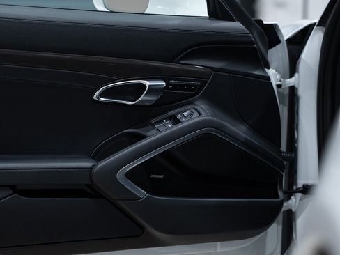 Used 2017 Porsche 911 Turbo S image 24