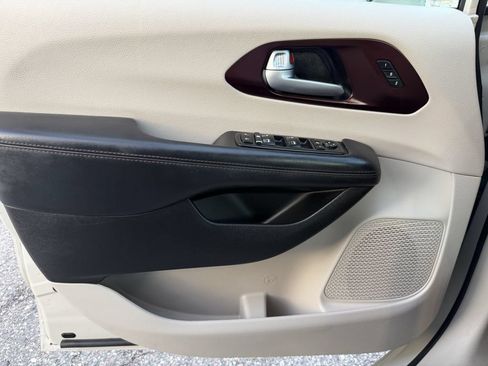 Used 2017 Chrysler Pacifica Limited FWD image 19