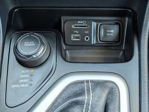 Used 2015 Jeep Cherokee Limited w/ Luxury Group image 18