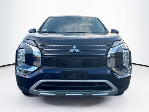 Used 2024 Mitsubishi Outlander SE image 2