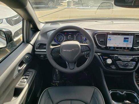New 2026 Chrysler Pacifica Limited w/ S Appearance Package FWD image 9