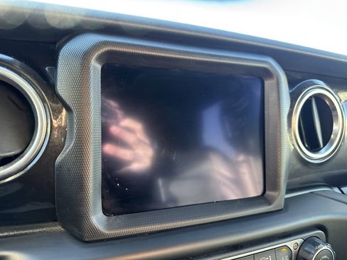 Used 2020 Jeep Wrangler Unlimited Sahara image 25