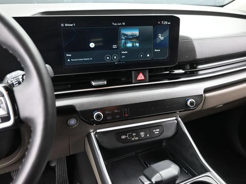 Used 2025 Kia Carnival EX FWD image 21