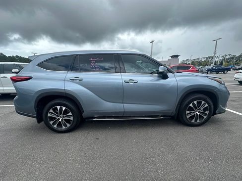 Used 2021 Toyota Highlander XLE AWD/4WD image 2