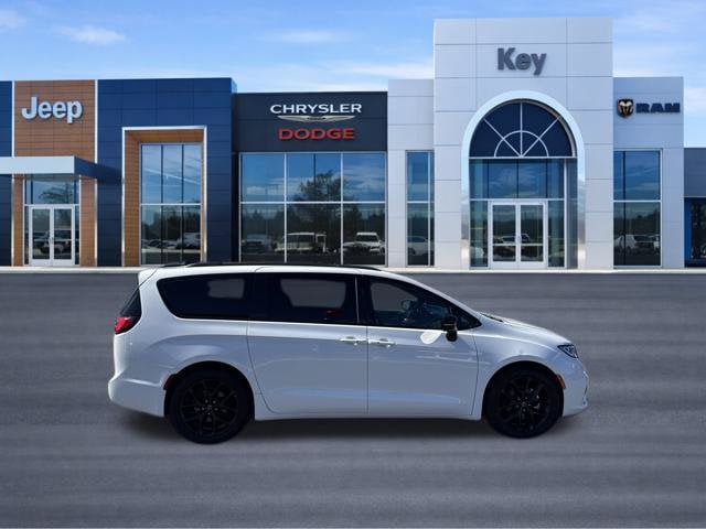Used 2025 Chrysler Pacifica Limited FWD image 6
