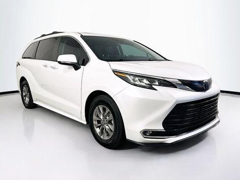 Used 2023 Toyota Sienna XLE FWD image 2