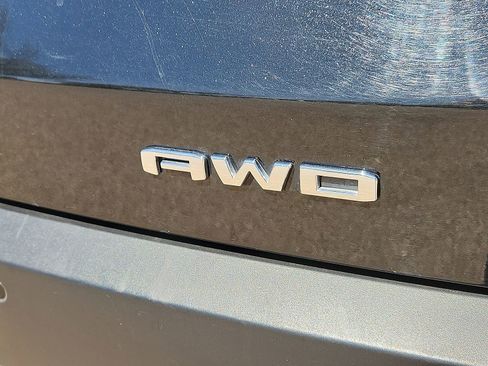 Used 2023 GMC Acadia SLT image 9