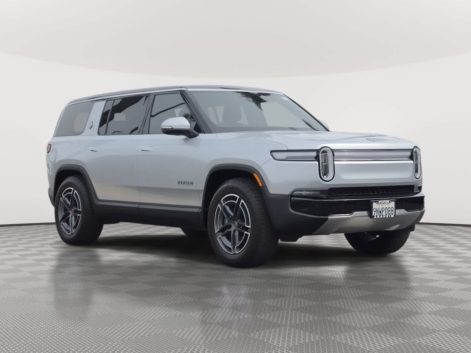 Used 2025 Rivian R1S Adventure Dual AWD/4WD image 3