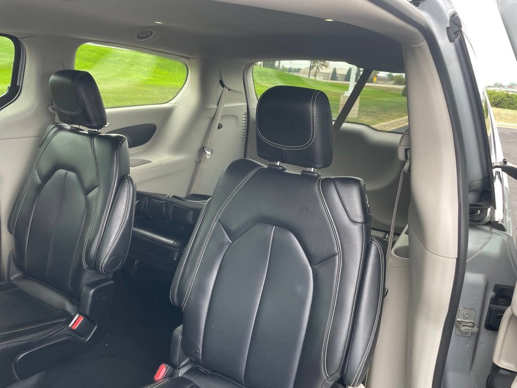 Used 2024 Chrysler Pacifica Touring-L FWD image 19