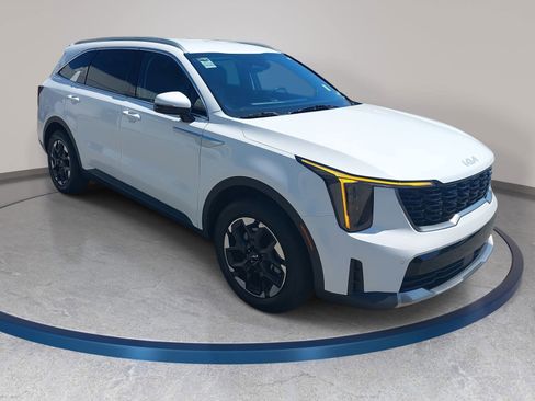 Used 2024 Kia Sorento S image 3