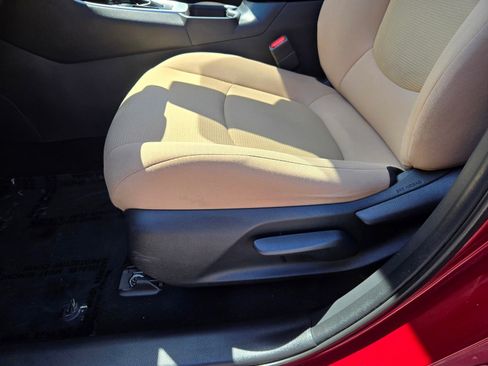 Used 2021 Toyota RAV4 LE FWD image 14