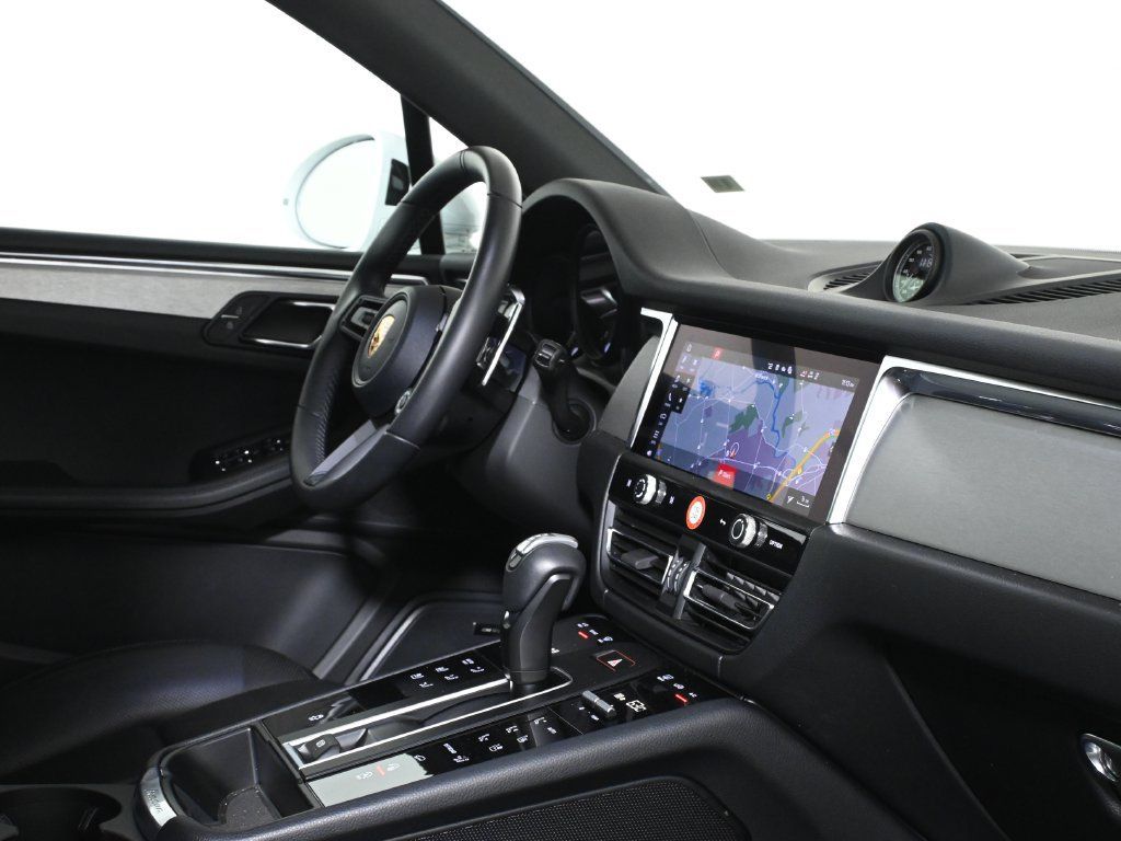 Used 2026 Porsche Macan AWD/4WD image 9