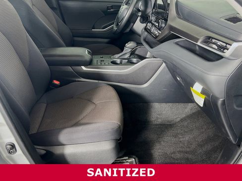 Used 2024 Toyota Highlander LE image 22