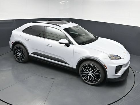 New 2026 Porsche Macan 4 Electric AWD/4WD image 19