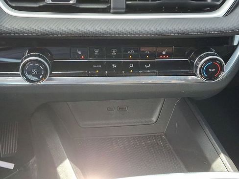 Used 2025 Chevrolet Equinox LT AWD/4WD image 15