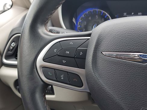 Used 2018 Chrysler Pacifica Touring-L FWD image 20