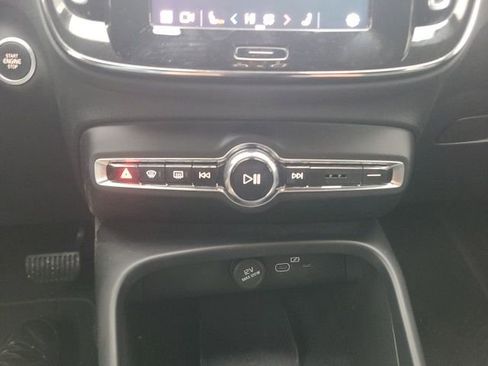 Used 2024 Volvo XC40 B5 Core image 26