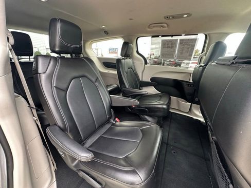 Used 2024 Chrysler Pacifica Touring-L image 26