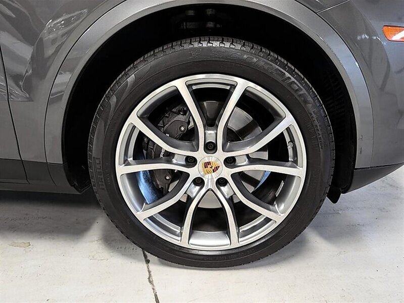 Used 2023 Porsche Cayenne w/ Premium Package AWD/4WD image 12