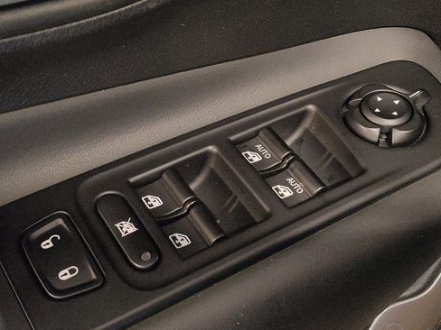 Used 2023 Jeep Renegade Latitude AWD/4WD image 27