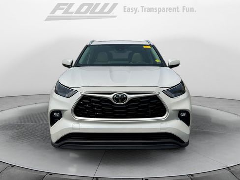 Used 2024 Toyota Highlander XLE FWD image 2