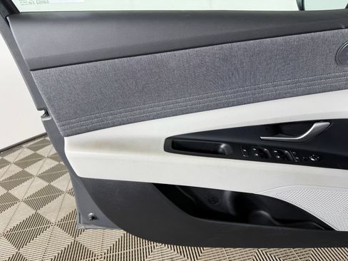 Used 2025 Hyundai Elantra Limited FWD image 23