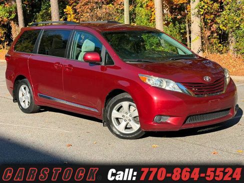 Used 2016 Toyota Sienna LE image 1