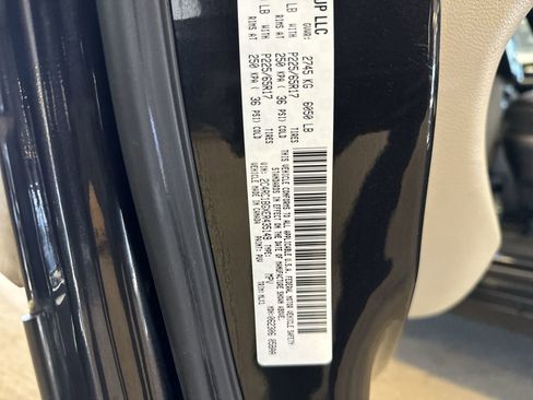 Used 2014 Chrysler Town & Country Touring image 36