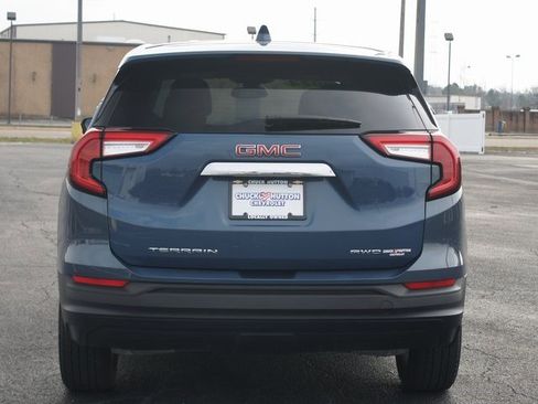 Used 2024 GMC Terrain SLE image 3
