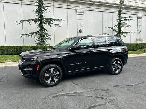 Used 2023 Jeep Grand Cherokee 4WD 4xe image 2