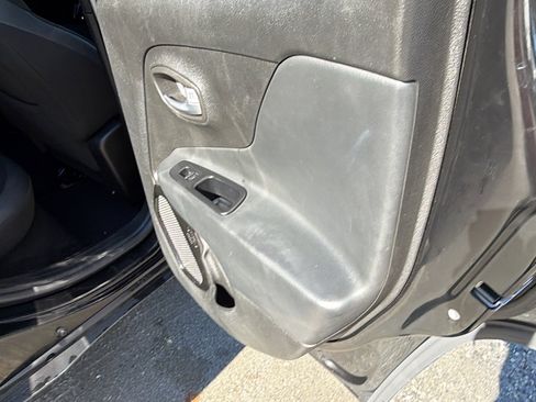 Used 2018 Jeep Renegade Altitude w/ UConnect 8.4 Nav Group image 20