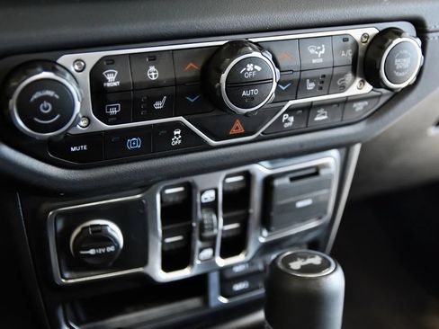 Used 2024 Jeep Wrangler Unlimited Sahara w/ Technology Group AWD/4WD image 17