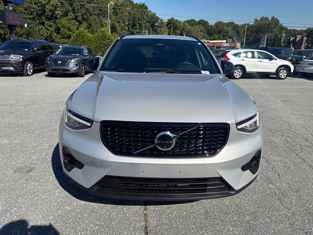Used 2025 Volvo XC40 B5 Plus AWD/4WD image 8