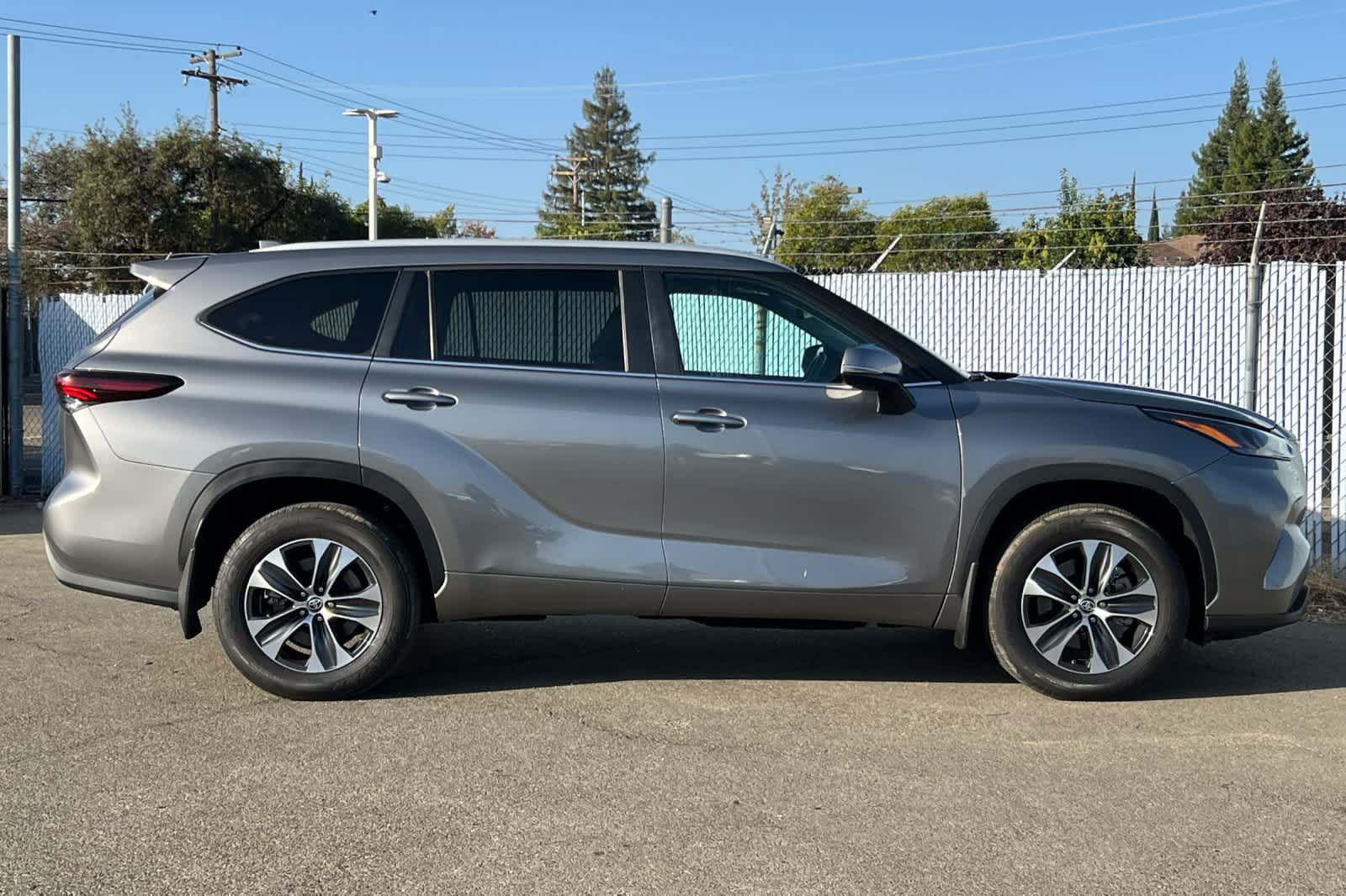 Used 2025 Toyota Highlander XLE AWD/4WD image 6