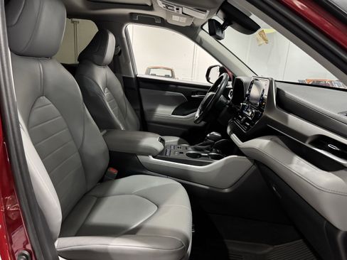 Used 2020 Toyota Highlander XLE image 41