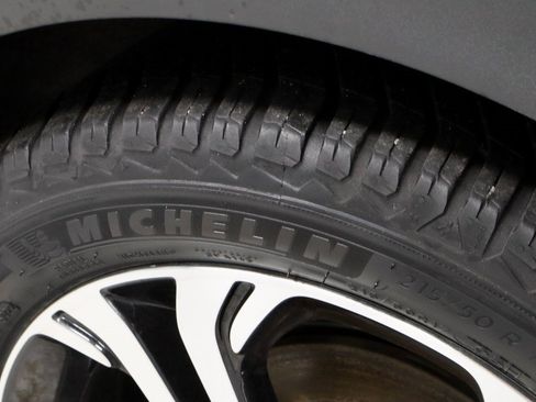 Used 2020 Chevrolet Bolt Premier w/ Infotainment Package image 20