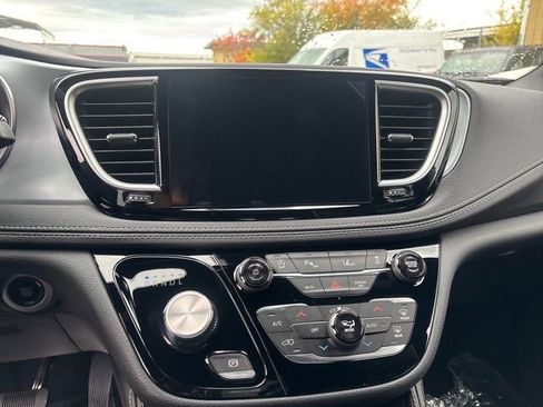 New 2026 Chrysler Pacifica Limited image 25