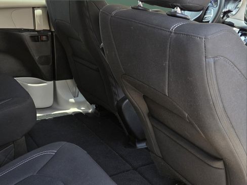 Used 2023 Chrysler Voyager LX FWD image 7