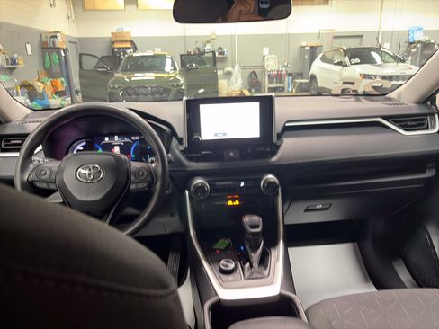 Used 2025 Toyota RAV4 XLE AWD/4WD image 24