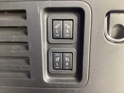 Used 2025 Chevrolet Traverse RS FWD image 17