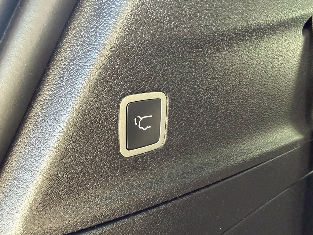 Used 2026 Chrysler Pacifica Limited FWD image 30