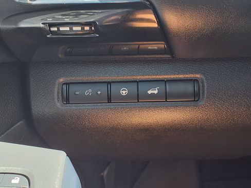 Used 2026 Nissan Pathfinder SV w/ SV Premium Package FWD image 11
