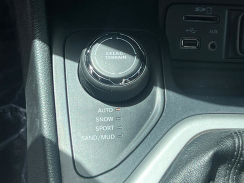Used 2018 Jeep Cherokee Overland w/ Technology Group AWD/4WD image 32