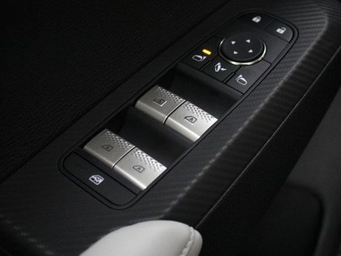 New 2025 Mitsubishi Outlander SE image 16